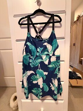 Never Worn Strappy Back Tankini Top (SWIM TOP) - L
